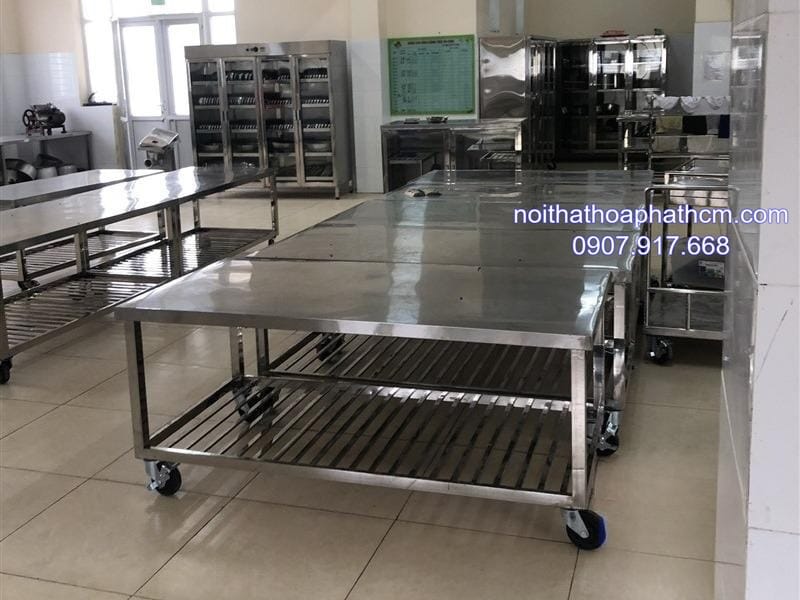 ban-inox-cong-nghiep-co-banh-xe-2