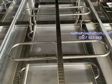 ban-inox-cong-nghiep-co-moc-treo-ghe-1