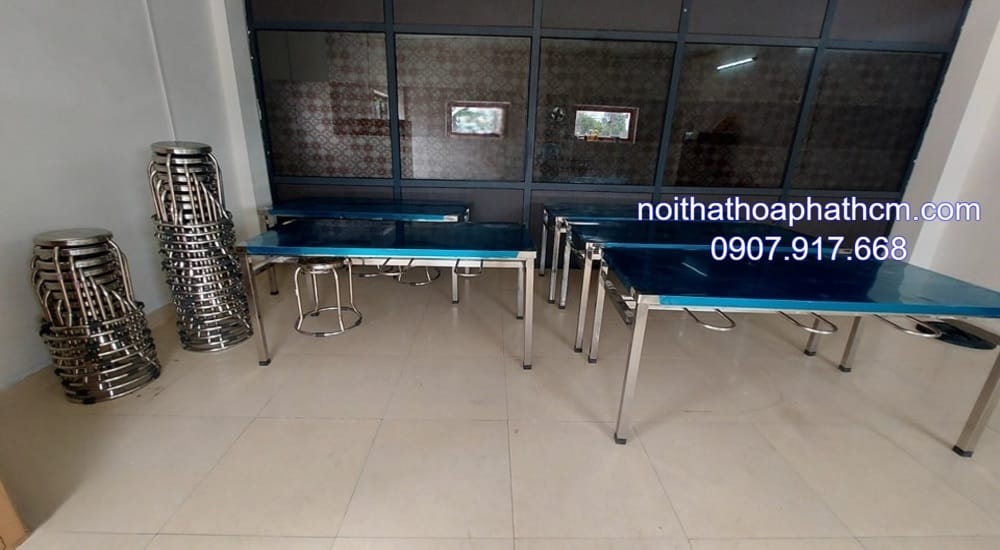 ban-inox-cong-nghiep-co-moc-treo-ghe-2