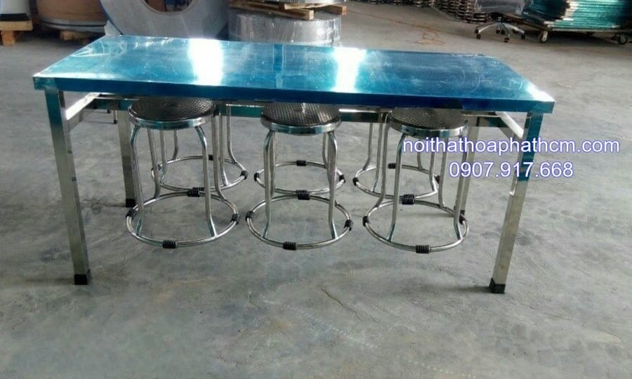 ban-inox-cong-nghiep-co-moc-treo-ghe-3