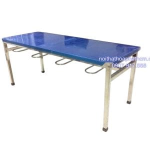 ban-inox-cong-nghiep-co-moc-treo-ghe