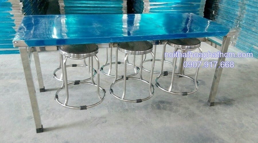 ban-inox-cong-nghiep-co-moc-treo-ghe-4