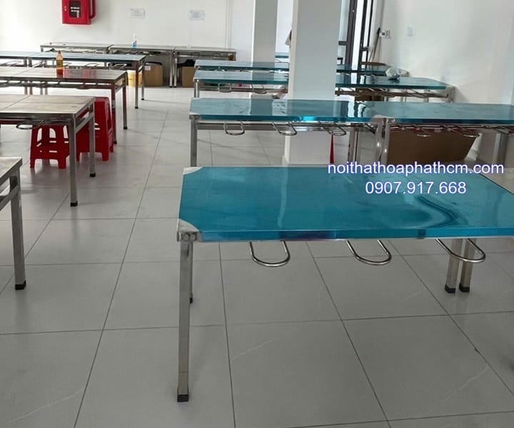 ban-inox-cong-nghiep-co-moc-treo-ghe-5