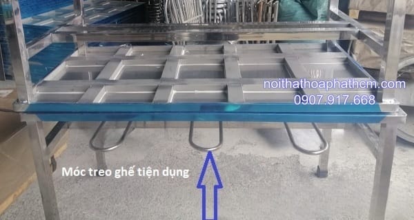 ban-inox-cong-nghiep-co-moc-treo-ghe-6