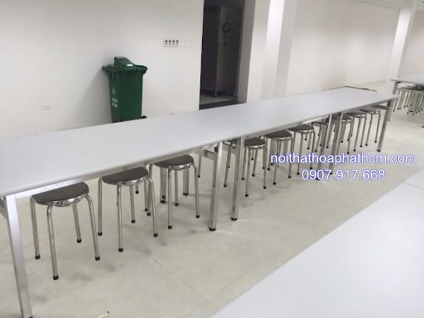 ban-inox-cong-nghiep-co-moc-treo-ghe-hp-2