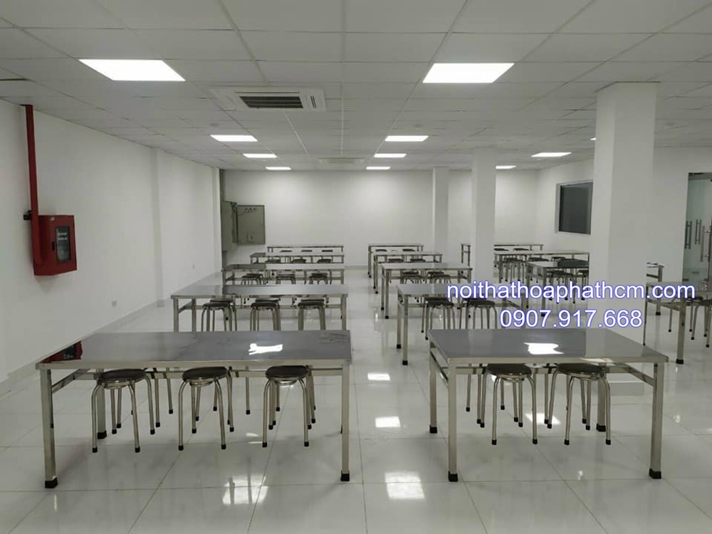 bo-ban-inox-cong-nghiep-co-moc-treo-ghe-1
