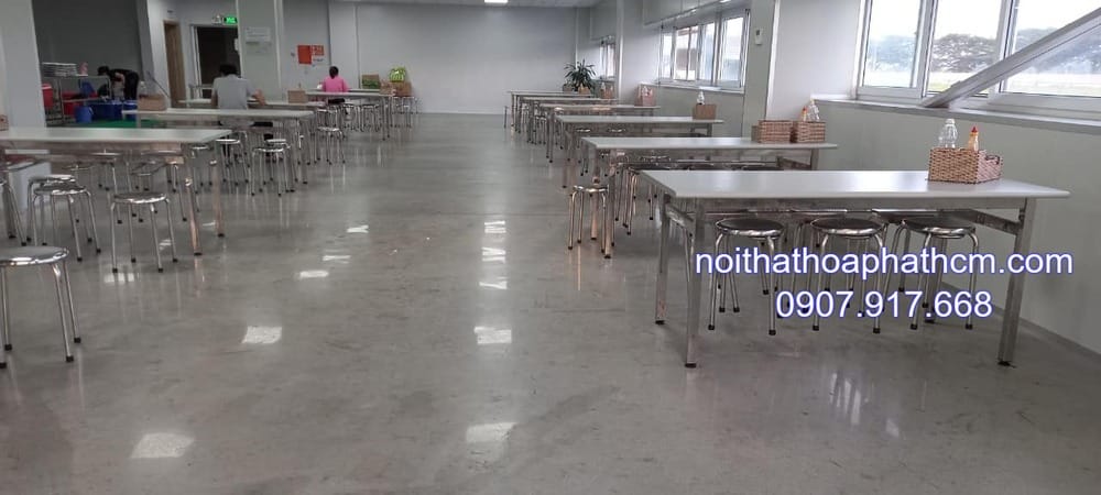bo-ban-inox-cong-nghiep-co-moc-treo-ghe-2