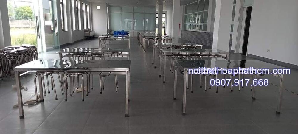 bo-ban-inox-cong-nghiep-co-moc-treo-ghe-3